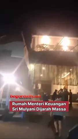 Kediaman Menteri Keuangan Sri Mulyani dilaporkan menjadi sasaran amukan massa pada dini hari sekitar pukul 02.00 WIB, Minggu (31/8).  Dalam insiden tersebut, pagar rumah dirusak dan sejumlah barang pribadi dijarah massa.  #bogordailynews #beritaviral #beritanasional #srimulyani  