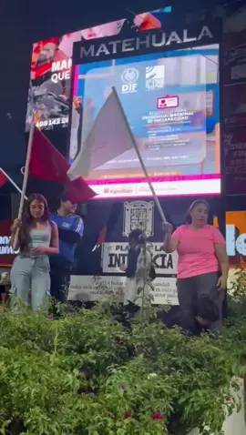 🌄✨ Hoy en el Altiplano, la memoria y la dignidad se hicieron presentes. En conmemoración de la lucha Autista en el Altiplano, un grupo de familias nos reunimos para colocar una placa conmemorativa que rescata y devuelve el nombre real que este lugar merece. No se trató solo de un acto simbólico, sino de un gesto profundo de resistencia, amor y justicia. Nombrar correctamente un lugar es también reconocer la historia, la identidad y la voz de quienes han sido silenciados. Cada paso que damos en esta lucha colectiva nos recuerda que la memoria no es un adorno: es raíz, es presente y es fuerza para seguir caminando. 🤝 A todas las familias y personas que se unieron hoy, gracias por demostrar que la lucha por la dignidad Autista en el Altiplano está más viva que nunca. 📍Que esta placa no sea solo un recuerdo, sino un llamado constante a la conciencia, al respeto y a la construcción de un futuro donde todas las identidades sean valoradas. #RedAltiplano #LuchaAutista #MemoriaViva #Altiplano
