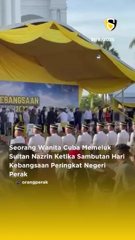 Seorang wanita ditahan polis, setelah membuat cubaan memeluk Sultan Nazrin pada sambutan Hari Kebangsaan Negeri Perak, hari ini. Baca artikel penuh di laman web Seniman.com.my! atau swipe IG story serta jangan lupa untuk follow IG dan TikTok @seniman.my untuk info terkini dan menarik. #beritaditiktok #fyp #31ogos #perak #harikebangsaan 