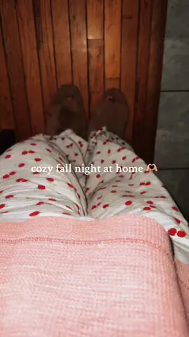 there’s nothing better than a warm, homemade chocolate chip cookie, a chill in the air, a cozy blanket, & a lit candle 🫶🏼 #fall #cozyathome #fallvibes #giftsforher #tiktokshoplabordaysale 