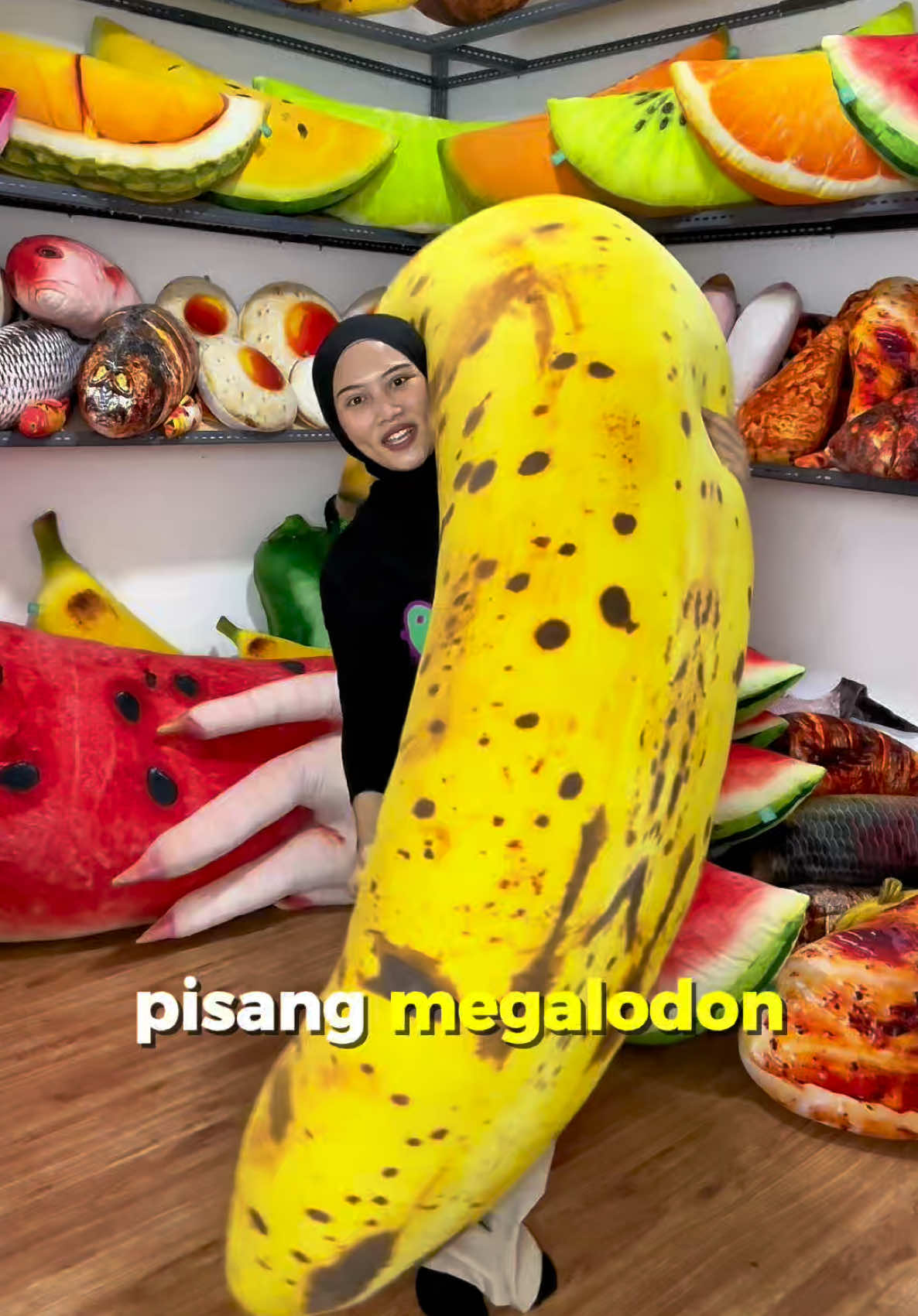 Megalodon? Pisang viral nih Bizzarpeople , Checkout sekarang ada free bantal lho khusus akhir bulan 😍🤏❤️❤️‍🔥  #pisang #pisangpinkan #pinkanmambo #bantal #bizzarpillow 