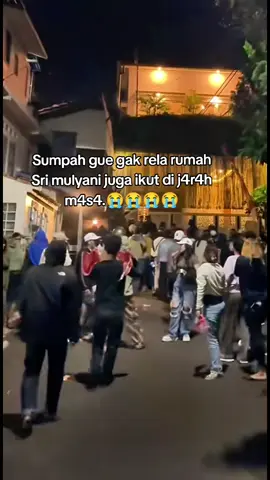 Aksi penj4r4han rumah pejabat tidak hanya menyasar anggota DPR. Setelah kediaman Ahmad Sahroni (Nasdem), Eko Patrio (PAN), dan Uya Kuya (PAN), kini masyarakat mengincar rumah pribadi Menteri Keuangan (Menkeu) Sri Mulyani Indrawati. Sejumlah orang secara terang-terangan masuk ke rumah Sri di Jalan Mandar, Bintaro, Kota Tangerang Selatan, Banten pada Ahad (31/8/2025) dini hari WIB. Semua barang dan perabotan di dalam rumah Menkeu Sri dij4r4h orang.