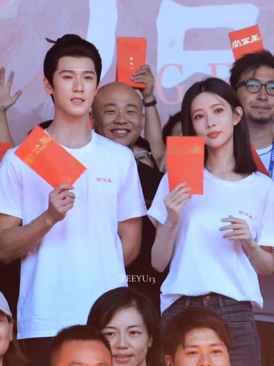 Meng Ziyi & Li Yunrui untuk acara pembukaan Drama Kostum Tencent 