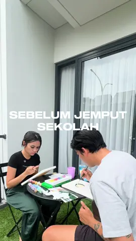 Manifesting kita ngelukis pagi pagi sambil jemur hasilnya seru banget, lukisan siapa yang paling bagus 😌 ?  Yang mau ikutan jangan lupa pakai dulu pore blurring sunscreennya @Amaterasun 🌞 checkout langsung di official commerce amaterasun !! 