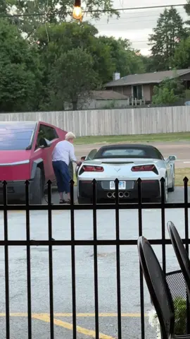 ¿A donde tan sola jovencita?       #abuelitasoytunieto  #corvette #venamiabuelita 