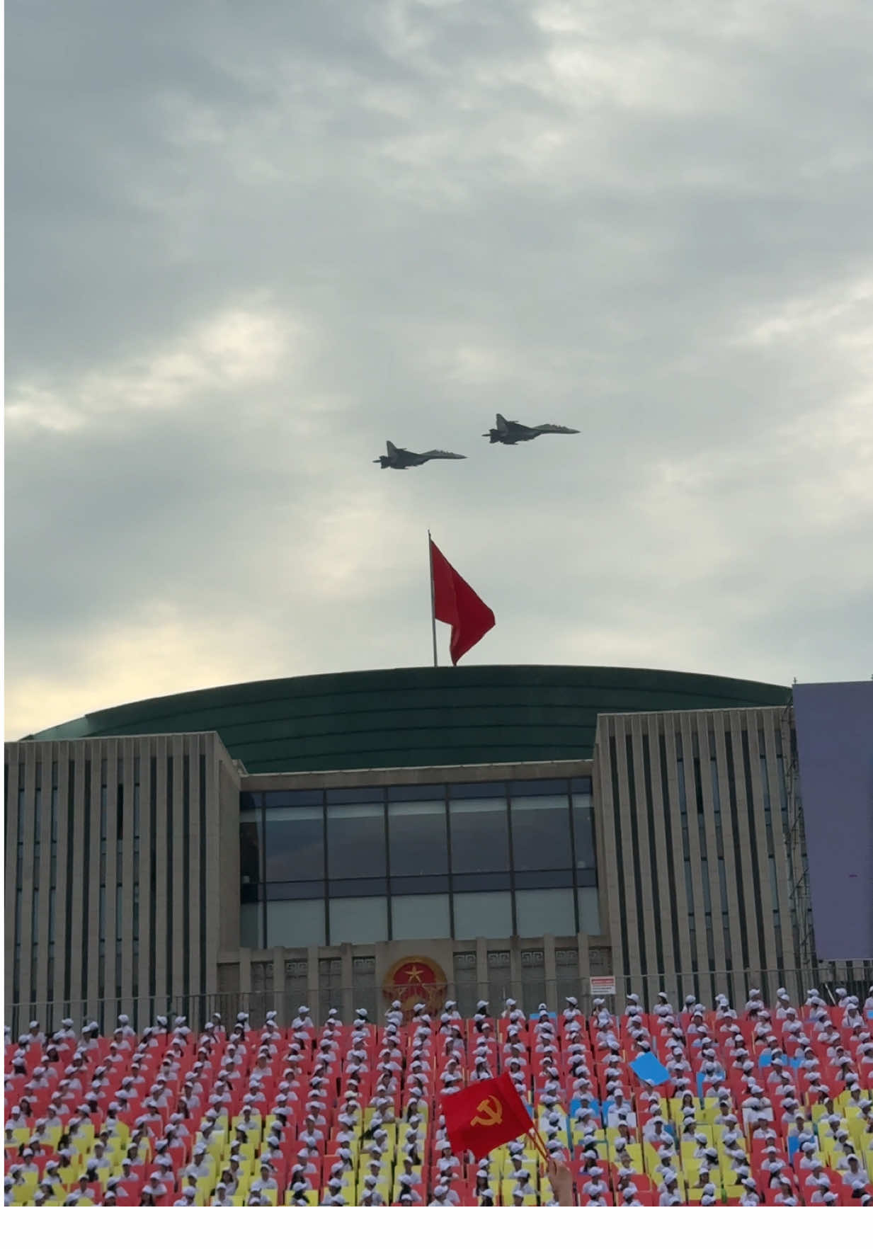 Su30 thả bẫy nhiệt trên bầu trời Quảng Trường Ba Đình. Liệng xoay vài vòng  tự hào quá Việt Nam ơi  #su30mk2 #a80