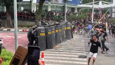 Rakyat dan polisi dibenturkan, DPR santai menjadikan kita Tontonan 😭 🤕  #dprasu #indonesiagelap #fyp #1312 #demo 