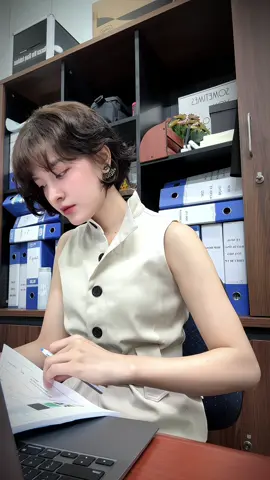 Đừng hỏi em nghỉ lễ mấy ngày, vì nay còn đang đi làm 😌 #xuhuongtiktok 
