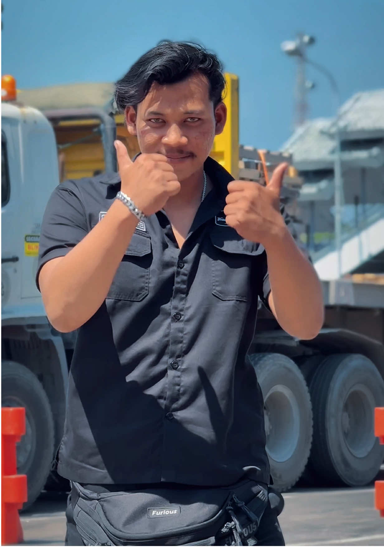 ✨ SILOG – Beyond Logistics, Building Connections! 🚢🚛 Dari darat ke laut, kami hadir memastikan distribusi tetap tepat waktu & terpercaya #SILOG #LogistikIndonesia #SIG