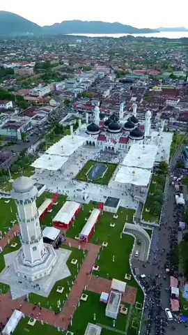 Aceh terkenal dengan sebutan Serambi Mekkah karena pengaruh Islam yang kuat dalam budaya dan kehidupan masyarakatnya, serta kaya akan keindahan alam seperti pantai Lampuuk dan Pulau Banyak, kekayaan kuliner seperti Mie Aceh, dan budaya unik seperti Tari Saman yang menjadi warisan dunia. Selain itu, Aceh juga dikenal dengan hasil perkebunan seperti kopi Gayo dan menjadi rumah bagi keanekaragaman hayati di Taman Nasional Gunung Leuser. #healing #aceh #indonesia🇮🇩 #fypシ゚ #videomusik 