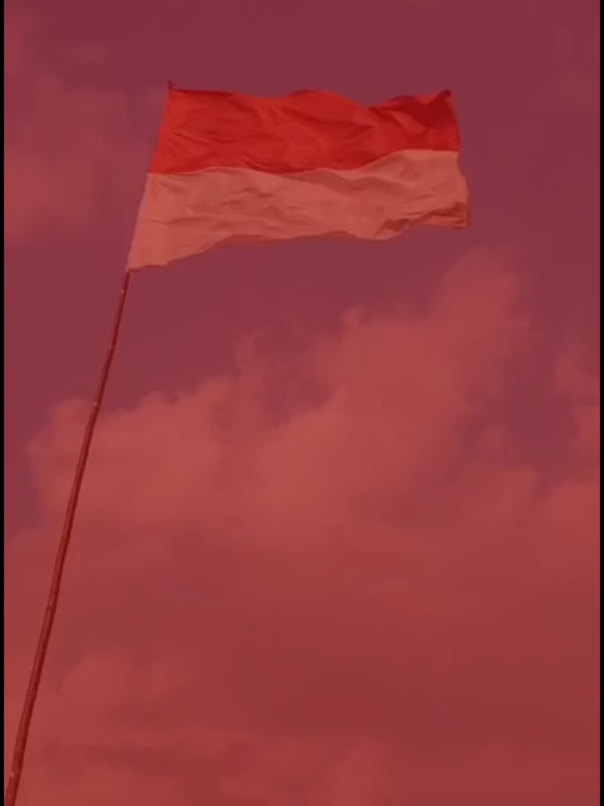 Saya bukan BUZZER.. Izinkan saya untuk berpesan kepada para saudara2ku di medan pertempuran demokrasi di seluruh wilayah yang melakukan demo untuk tidak bertindak anarkis yang akan merugikan banyak orang termasuk diri sendiri karena tujuan utama kalian ialah menyampaikan ASPIRASI Maka sebaiknya lakukan dengan baik & tertib. Bukan malah sebalik nya. STOP penjarahan ke rumah warga sipil, STOP pembakaran yg merugikan rakyat nya sendiri , Dan FASILITAS UMUM bukan lah tujuan utama kalian untuk kalian hancurkan. JANGAN SAMPAI TERPROVOKASI oleh munculnya issue RAS yang tidak ada kaitan nya dengan pokok permasalahan. MASALAH DATANG DARI DPR jadi tetap FOKUS tertuju ke anggota DPR saja.. Kalian harus ingat Masih punya keluarga di rumah yang mengharapkan kepulangan kalian dalam keadaan selamat.. JANGAN lagi ada jatuh korban-korban selanjutnya.. MERDEKA KAN DIRI KALIAN dengan HATI yang lapang.. #indonesiachaos #saveindonesia #demokrasiindonesia #demojakarta #demomakassar 