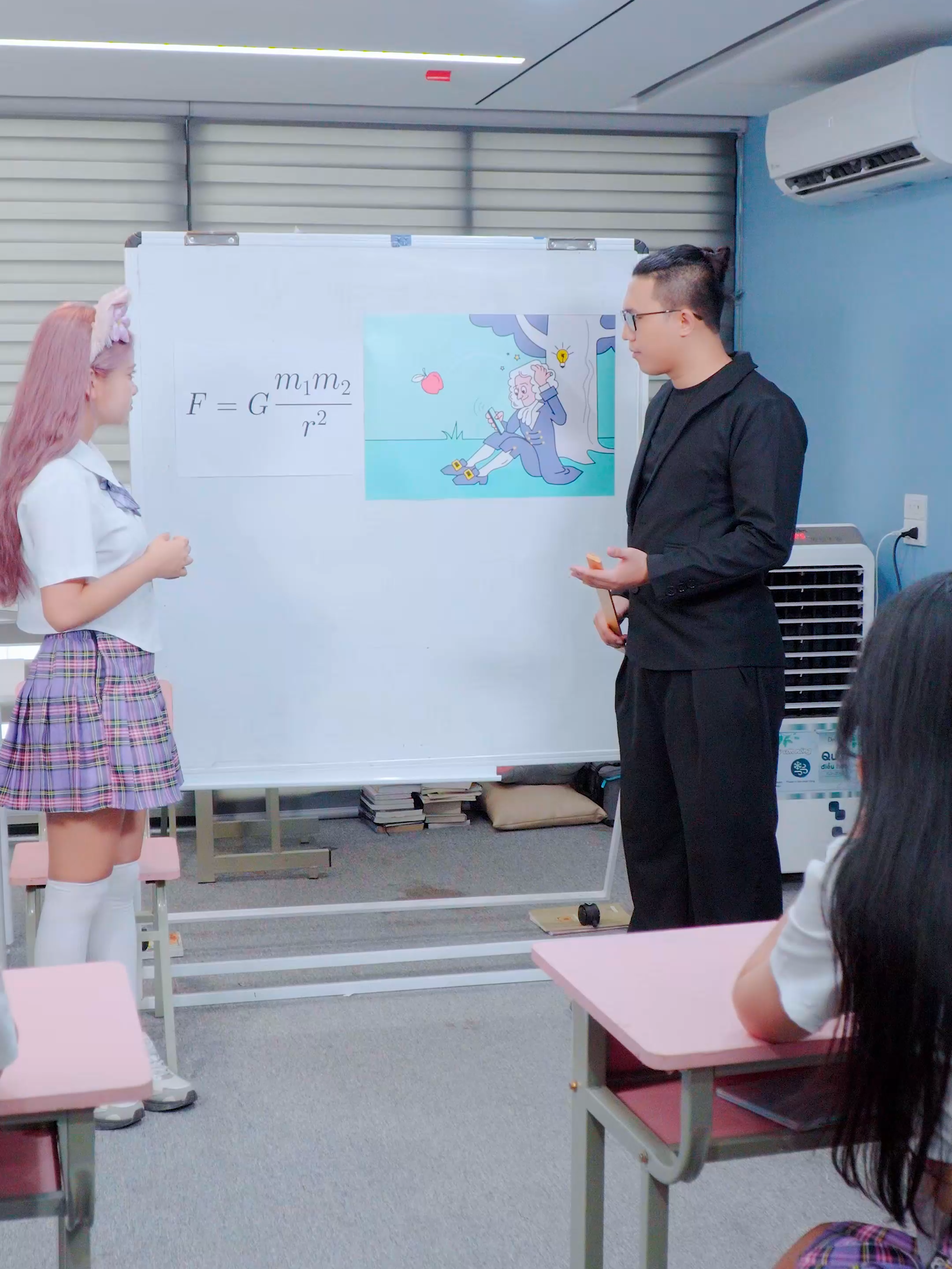 She Knocked Out Newton… And Changed History! 😱🕰️#lilymiumiu #linhchihihihi_ #schoolcrush #lilymeow