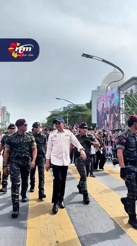 YAB Perdana Menteri beramah mesra bersama pengunjung yang menghadiri #SambutanHariKebangsaan2025 di Putrajaya tadi 🇲🇾❤️ @Anwar Ibrahim  #HKHM2025 #RancakkanMADANI #MalaysiaMADANI 