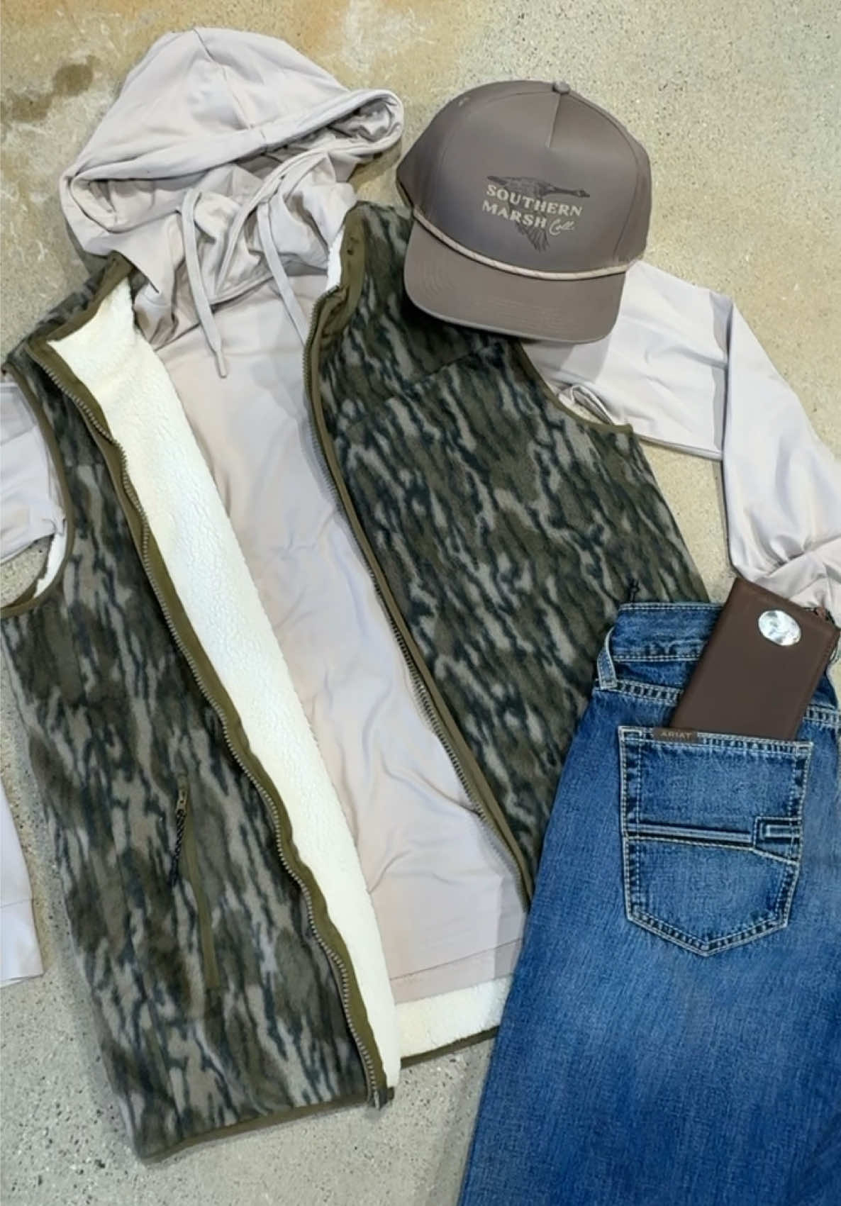 Camo and pair of Ariat jeans #fyp #foryoupage #mensapparel #camo #ariatjeans 