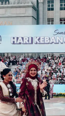 [𝐇𝐊𝐇𝐌𝟐𝟎𝟐𝟓]  POV: Min terus starstruck 🤩 bila Biduanita Negara @Siti Nurhaliza lambai dekat min tadi! 💖🇲🇾 Hari Kebangsaan ke-68 memang penuh detik manis ✨ Usai persembahan istimewa oleh Dato’ Sri Siti Nurhaliza yang mendendangkan lagu tema Merdeka 2025 bertajuk “Malaysia MADANI, Rakyat Disantuni”, suasana di Dataran Putrajaya terus bergema dengan semangat kebangsaan #HKHM2025 #HariKebangsaan  ©️ 𝟐𝟎𝟐𝟓 𝐂𝐚𝐰𝐚𝐧𝐠𝐚𝐧 𝐏𝐞𝐫𝐡𝐮𝐛𝐮𝐧𝐠𝐚𝐧 𝐀𝐰𝐚𝐦 | 𝐉𝐀𝐁𝐀𝐓𝐀𝐍 𝐊𝐀𝐒𝐓𝐀𝐌 𝐃𝐈𝐑𝐀𝐉𝐀 𝐌𝐀𝐋𝐀𝐘𝐒𝐈𝐀