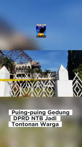 ‎Puing-puing Gedung DPRD NTB Jadi Tontonan Warga ‎ ‎Setelah gedung DPRD NTB dibakar massa saat aksi demo yang berlangsung, Sabtu (30/8) kemarin, kini puing gedung wakil rakyat tersebut jadi tontonan warga.  ‎ ‎Minggu 31 Desember 2025, warga banyak yang datang ke Jalan Udayana Kota Mataram untuk melihat dari dekat tempat anggota dewan berkantor itu.  ‎  ‎#dprdntb #kantordprdntb #kantordewan #demo #fyp 