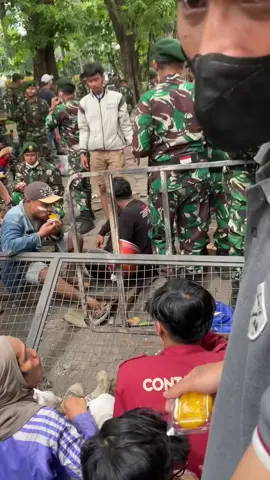 Para Anggota TNI Berbagi Makanan Kepada Para Pendemo😊☺️🙏