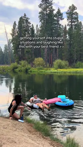 Picnic on the river was a good idea until we had to get out 🤣@Aly&Anne 