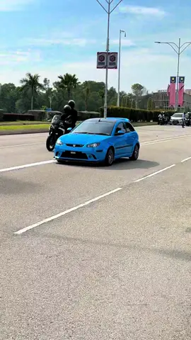 Cari spot yg ✘ da org dan jln yg agong akn lalu …untung2 agong horn… terima kasih Tuanku 🤭🤭#merdeka #agongkita #protonsatria #daulattuanku 