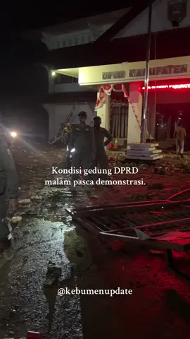 Kondisi gedung DPRD kebumen malam usai demonstrasi.