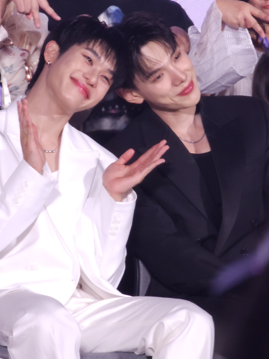 (แฟนมีตมักเน่) ช่วงถ่ายรูปรวมกับทสปด ตออรน่ารักมากๆ เลยอยากแบ่งปัน อาจจะติดหน้าฟค.ไปบ้างขออนุญาตด้วยนะคะ 💖🤍 #ต้าห์อู๋ออฟโรด #DaouOffroad #ออฟโรด #ต้าห์อู๋ #MaknexDaouOffroadfanmeet 