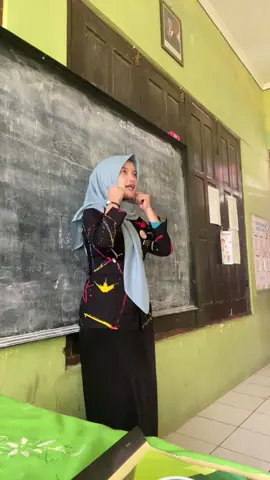 Sedang terus diusahakan menjadi guru yang disenangi siswa itu.