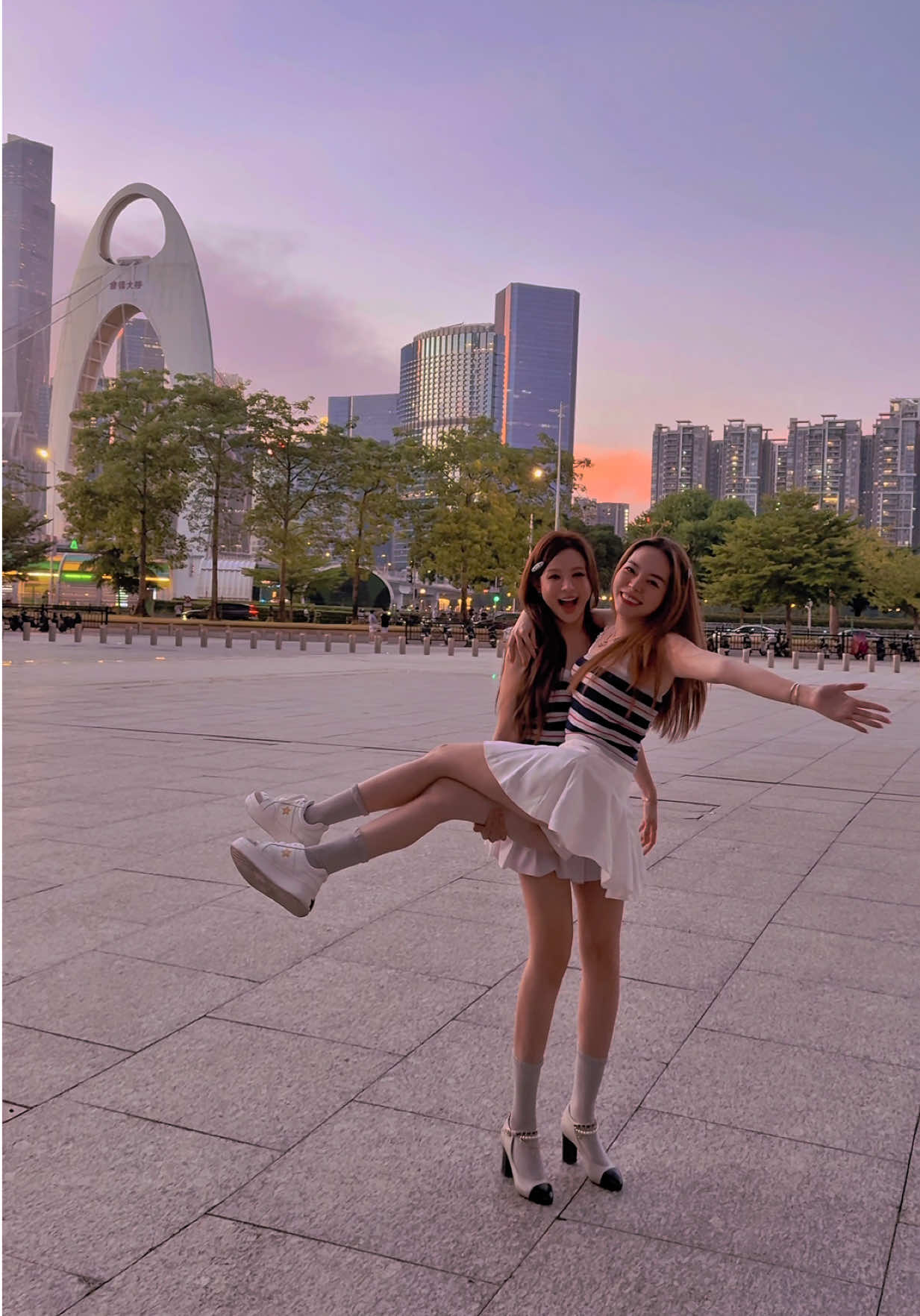 Đu #trend bê’ bạn bằng 1 tay 😆#huyenbaby @TraMy Pham  #bestfriend 