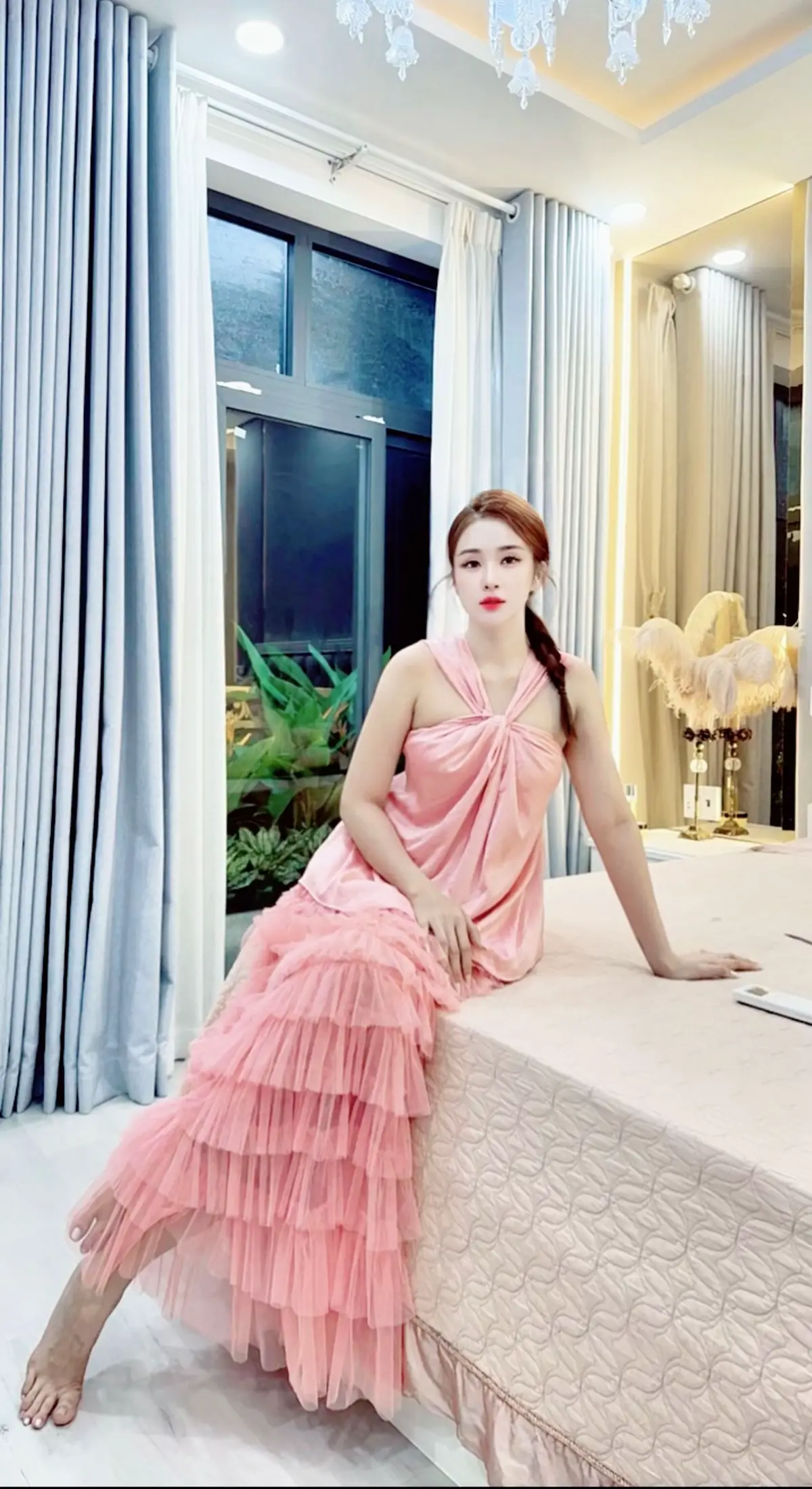 Em ngồi chờ mấy chị qua chốt đơn nhe