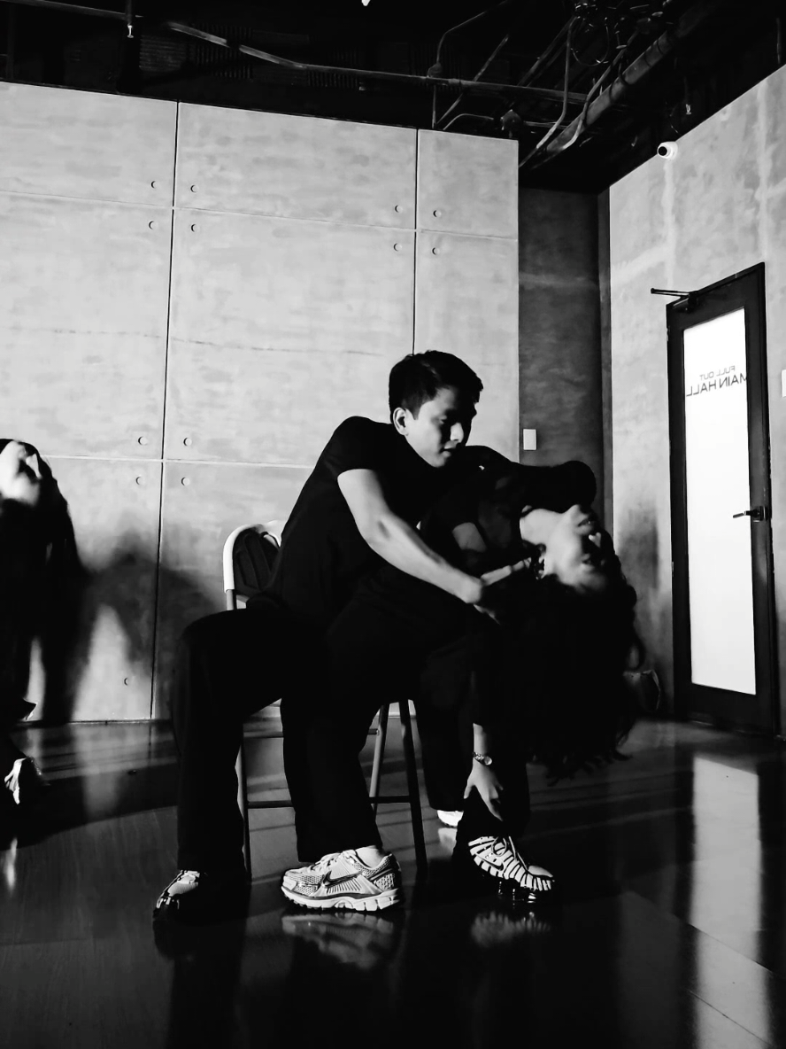 First time trying chair class. I just have to post this kasi I am usually the girly pabebe type and soafer hawt kaya dito ni Coach Anjo 🔥🥵 MY GHAAAAD HAHAHAHA DISCLAIMER: This class is for participants aged 21 and above and is intended soley for dance performance. No malice intended. #fyp #foryou #marcdevonchoreography #fulloutstudios #dance 
