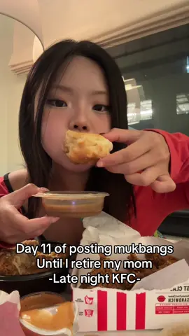 Fried chicken after going out on a Friday night is a must #kfc#mukbang#asmr#Foodie#FoodTok 