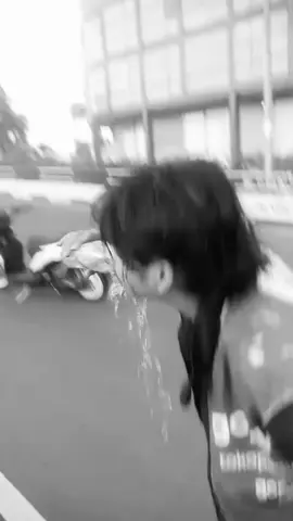 hari ini kurang lebih pukul 9 lebih ojol diduga terkena tindakan kekerasan oleh jajaran anggota penegas hukum yang sedang melakukan sweeping didaerah fly over pasar senen,diharapkan untuk semua berhati hati karena situasi masih belum kondusif #demo #fypシ #rakyatindonesia #mahasiswa #1312