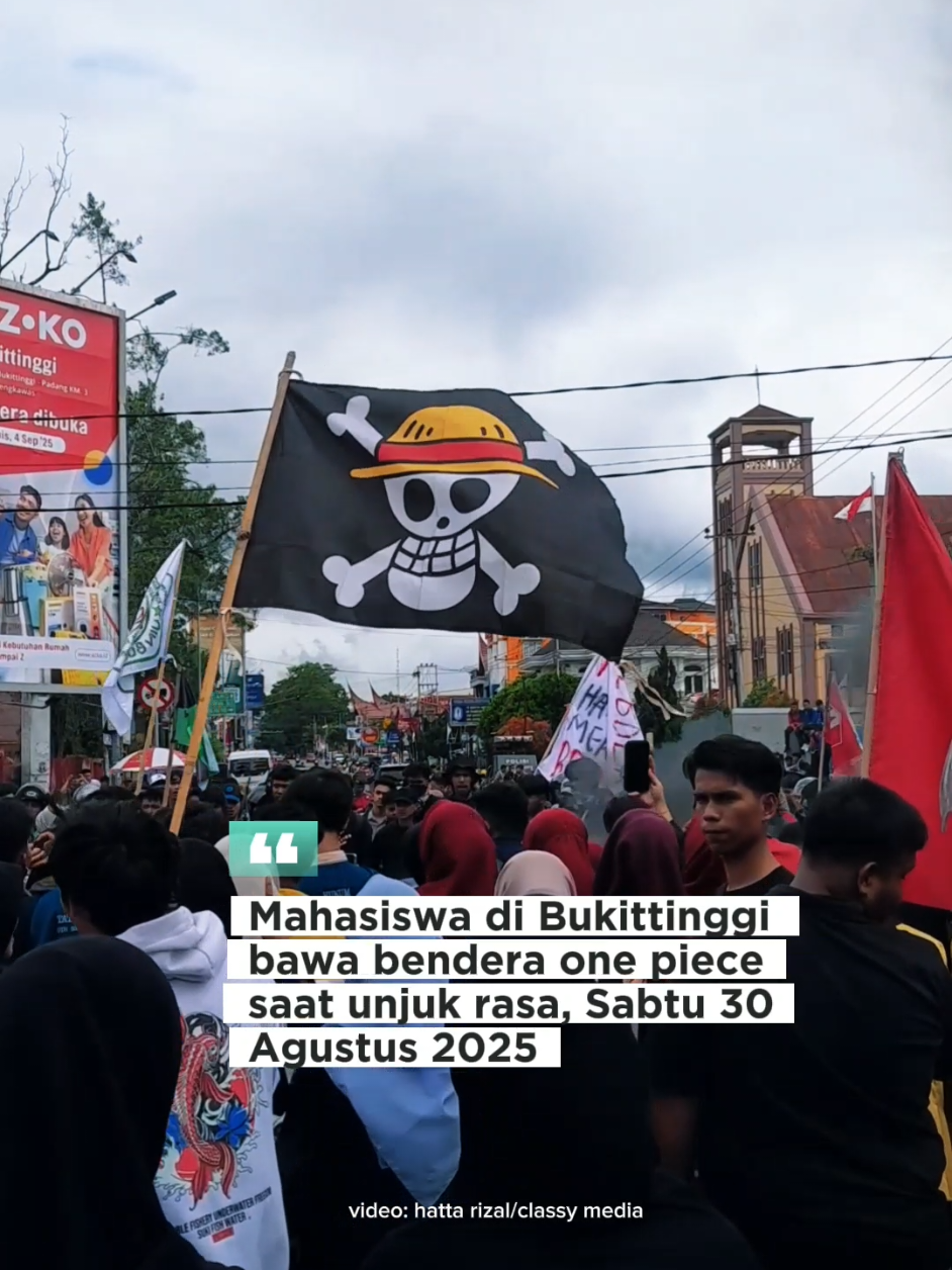 Mahasiswa di Bukittinggi bawa bendera one piece saat unjuk rasa, Sabtu 30 Agustus 2025 #onepiece #bukittinggi #sumbar #classymedia 