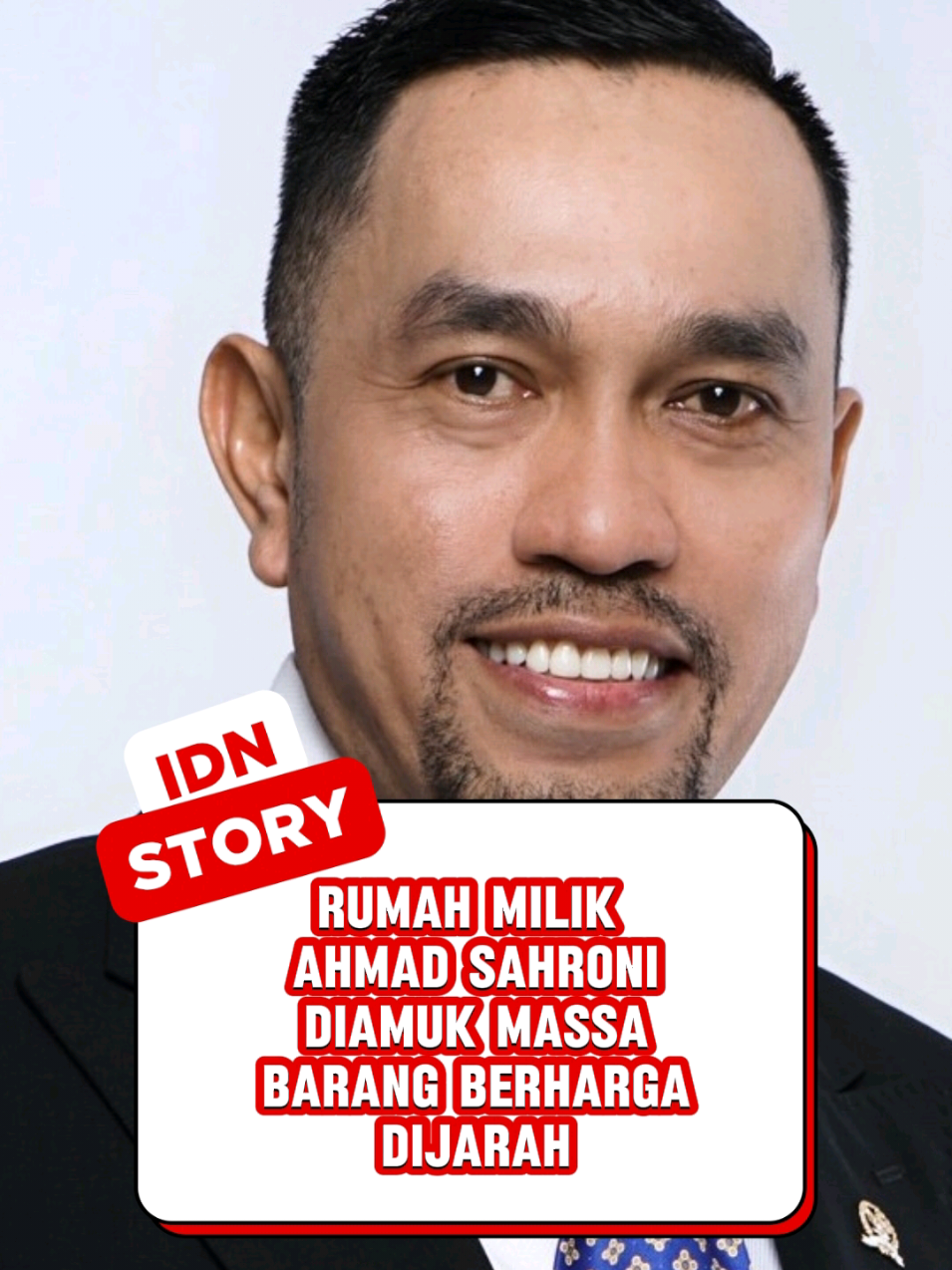 Situasi memanas terjadi di kediaman Sahroni. Dua rumahnya diserang massa, mobil mewah seperti Tesla dan Lexus rusak parah, sementara sejumlah barang berharga dilaporkan dijarah. Aparat kini tengah menyelidiki insiden ini untuk mengungkap pelaku dan motif di balik aksi brutal tersebut. - - - #ahmadsyahroni #indonesia🇮🇩 #beritaviral #fyp #viralvideo 