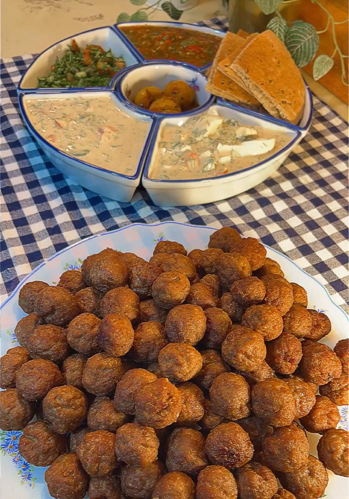 #كباب_ميرو_بالطريقة_الأصلية#اكسبلور_ترند_منصة_الأضواء_العالم #الطعم_حكاية #🌯 وصفة كباب ميرو باللحم والدخن 📝 المكونات: 	•	لحم مفروم (خليط من لحم عقود + لحم ضاني) 	•	ربع الكمية من دقيق الدخن 	•	ملح حسب الذوق 	•	كمون مطحون 	•	كزبرة ناشفة مطحونة 	•	ثوم مطحون 	•	فلفل أسود مطحون 	•	قليل من ليّة الخروف (مدهنة)#طريقة التحضير: 	1.	اخلط المكونات: 	•	في وعاء كبير، اخلط اللحم مع دقيق الدخن، الملح، الكمون، الكزبرة، الثوم، الفلفل الأسود، وليّة الخروف. 	•	اعجن جيدًا حتى تتجانس المكونات وتتماسك العجينة. 	2.	كّور الكباب: 	•	شكّل الكباب على شكل كرات أو أقراص حسب الرغبة. 	3.	اتركه ينشف: 	•	ضع الكباب في صينية أمام المروحة. 	•	اتركه لمدة نصف ساعة، ثم اقلبه على الجهة الثانية حتى ينشف تمامًا من الجهتين. 	4.	الطبخ أو التخزين: 	•	بعد ما ينشف، يمكن قليه