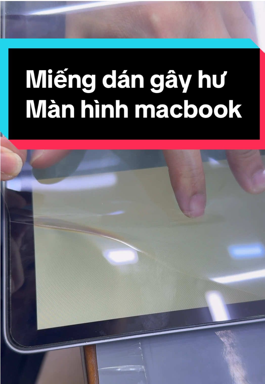 Dán màn hình macbook có keo có thể gây hư màn hình ! #danmacbook #danmanmacbook #humanhinhmacbook #humanmac #bongchongloa