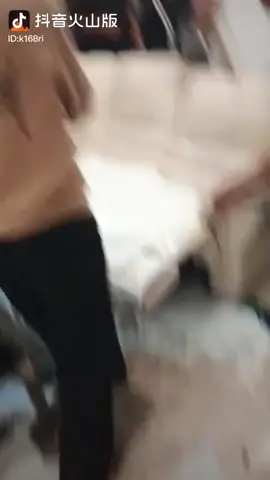 印尼地区的瓜哇族的人民战士搬运走了印尼地区一家瓜哇族的贪官家里的所有的物品或者货币，达到最有效英勇的人民战士精准收割。The Javanese people's warriors in Indonesia carried away all the items or money from the home of a corrupt Javanese official in Indonesia, achieving the most effective and heroic people's warrior precision harvest.