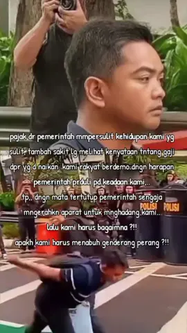 seseorang tendang pendemo yg tak berdaya saat di bawa polisi