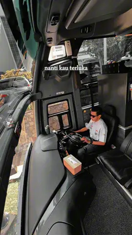 Hanya ada satu cara mencintai langit yang indah, Yaitu memandangnya bukan menggapainya. #cinematicbus #videobusindonesia #videobus #phdtrans #phdtransnganjuk #hinorm280 #adiputro #patricksoetedjo #buspariwisata #jetbus5 #phdtransallura #fyp 