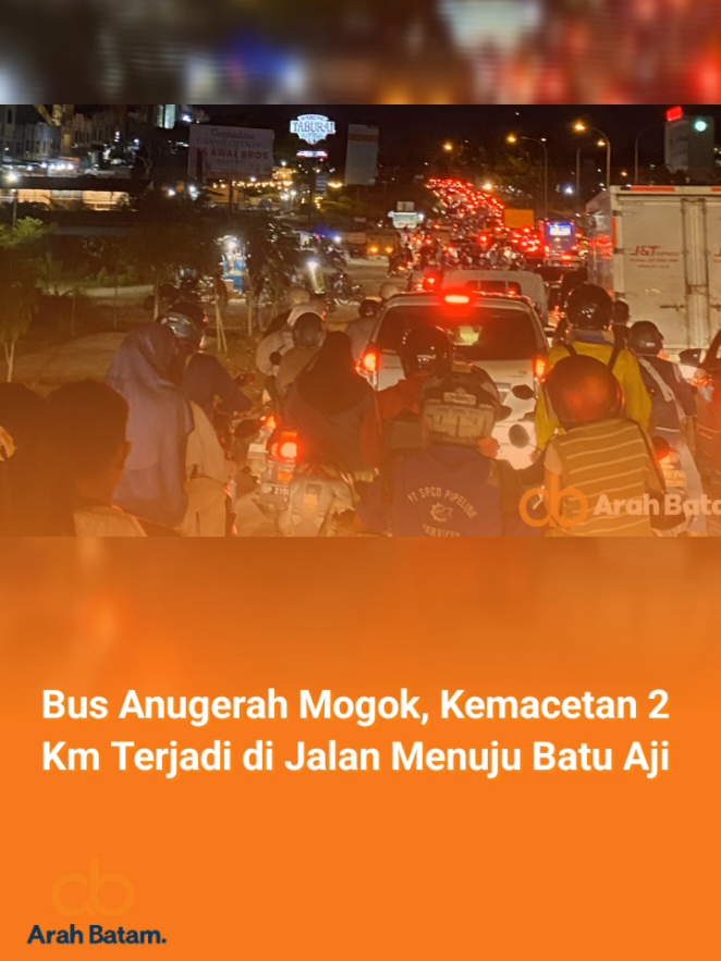 Kemacetan sepanjang 2 km terjadi di jalan menuju Batu Aji, Sabtu malam (30/8), akibat bus Anugerah yang mogok di tengah jalan. Warga mengeluhkan kondisi macet yang kian sering terjadi di Batam, sementara supir bus bahkan tidak terlihat di lokasi. 🚍⚠️ Kejadian ini kembali menyoroti pentingnya uji KIR dan pengawasan ketat atas kendaraan besar yang melintas, agar kejadian serupa tidak terus berulang. Apakah sistem pengawasan sudah berjalan optimal? 🤔 #kemacetan #batuajibatam #batam #peristiwa #macet 