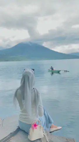 Nadhif lagumu indah sekali seperti danau ranau ini, semoga kisah ku seperti lagu”mu itu#galaubrutal🥀 #fyppppppppppppppppppppppp #danauranau #pohonberingin 