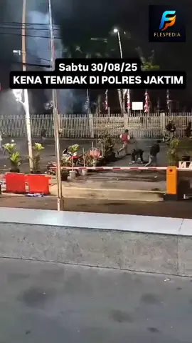 Gawat Darurat Militer 31 Agustus 2025 Situasi terkini sangat kritis mengingat banyak ancaman keamanan yang meningkat secara mendadak. Pusat krisis dan kegawatdaruratan telah disiagakan penuh dengan tenaga medis, ambulans, dan pos kesehatan untuk menghadapi potensi kerusuhan dan demonstrasi besar di Jakarta. Selain itu, kesiapan militer dan aparat terkait ditingkatkan guna menjaga keamanan dan ketertiban selama masa kritis ini. Semua pihak diminta tetap waspada dan mengikuti arahan resmi demi keslamatan bersama. #janganteprovokasi#staysafe#foryou 