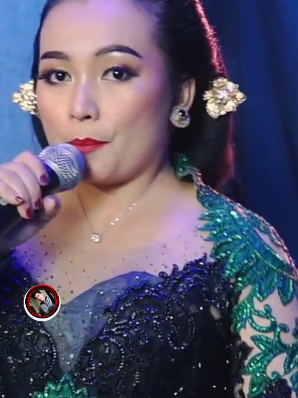 KARANG KATES LIRIK➡️ (DESKRIPSI)  Karang kates bendungan wewengkon Malang Kinclong-kinclong banyune nggugah kenangan Saben liwat pinuju ing brang wetan Luh tumetes atiku tratapan Lungguh jejer sun elus-elus rikmane Koran lawas pinongko dadi kasure Catur netro nglaras tembang asmoro Sumilire angin nggugah roso Mbok yo eling Karang kates Ning saiki kowe ora ngrewes Karang kates ninggal tresno Aku kowe nate sumpah prasetyo Ilang muspro saiki ono ing ngendi Tanpo pamit tego nyulayani janji Sworo ati mung tansah angenteni Karang kates ninggal tresno kang sejati MELANIE SALATIGA CANDRA PESONA #fyp #jiantenan 