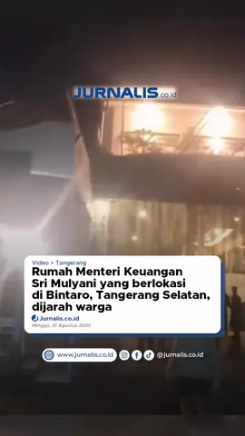 Rumah Menteri Keuangan Sri Mulyani di Bintaro, Tangeramg Selatan juga tidak luput dari kedatangan warga, pada hari Minggu (31/8/2025) dini hari sekitar pukul 02.00 WIB. #srimulyani #aksimassa 