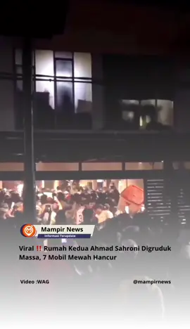 “MampirNews” Viral ‼️ Amukan massa kembali menyasar kediaman anggota DPR RI Ahmad Sahroni. Setelah rumah utamanya di Tanjung Priok dijarah, kali ini giliran rumah keduanya yang menjadi target pada Sabtu (30/8/2025) malam. Pintu garasi rumah tersebut tampak dijebol, dan tujuh mobil mewah di dalamnya hancur berantakan. Salah satu mobil yang ikut menjadi korban perusakan adalah sebuah Tesla yang terparkir di dalam garasi. Video amatir yang beredar memperlihatkan warga membawa keluar sejumlah barang berharga dari rumah tersebut. Kondisi rumah pun ditinggalkan dalam keadaan porak-poranda, memperlihatkan eskalasi kemarahan massa yang semakin meluas. • 📹 Video  : WAG #news #berita #terupdate #mampirnews 
