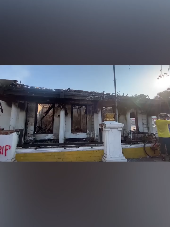 Inilah kondisi terkini Gedung Grahadi dan Ruang Kerja Wakil Gubernur Jawa Timur, di Surabaya, Minggu (31/8/2025), pukul 07.30 WIB. Nampak kondisi bangunan ludes terbakar. Puing-puing sisa bangunan juga belum dibersihkan pascademo yang berakhir ricuh pada Sabtu (30/8/2025) malam. #IDNTimes #IDNTimesNews #tiktoknews #tiktokberita #IDNTimes_nai #salingjagasesamawarga