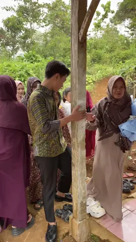 Kita usahakan tunangan sederhana yang hanya dihadiri oleh kedua keluarga belah pihak itu, terimakasih selama 3 tahun hubungan ini kamu telah menunjukkan padaku apa itu cinta sebenarnya🤍💍 @Arsyaaaaaa  #engagement #fyp #fypage #masyaallahtabarakkallah 