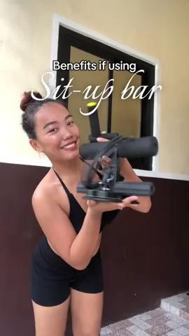 No gym? No problem! 💪🔥 This suction sit-up bar keeps your feet stable so you can smash those ab workouts anytime, anywhere. Perfect for sit-ups, push-ups, planks, and more. 🏋️‍♀️ Compact, portable, and effective — your new home workout buddy! #HomeWorkout #AbTraining #SitUpBar #FitnessEssentials #WorkoutAtHome 