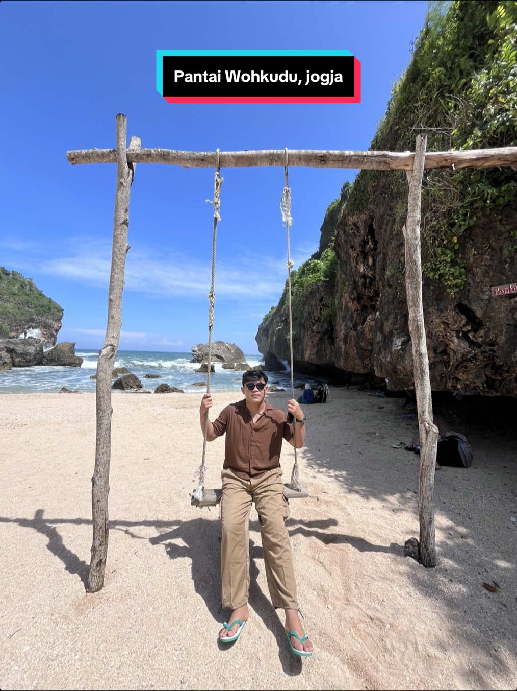 Belum banyak yang tahu pantai ini padahal bagus, bersih, berpasir putih dan ada gua nya. #pantaiwohkudu #gunungkidul #jogja #wisatajogja #yogyakarta 