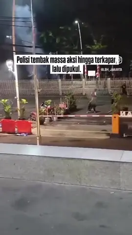 Polisi tembak massa aksi hingga terkapar, lalu dipukul Lokasi : Polres Jakarta Timur, Jatinegara, dini hari  Repost basuara #dpr #demo #tikusberdasi #tikuskantor #dprri #fyppppppppppppppppppppppp 