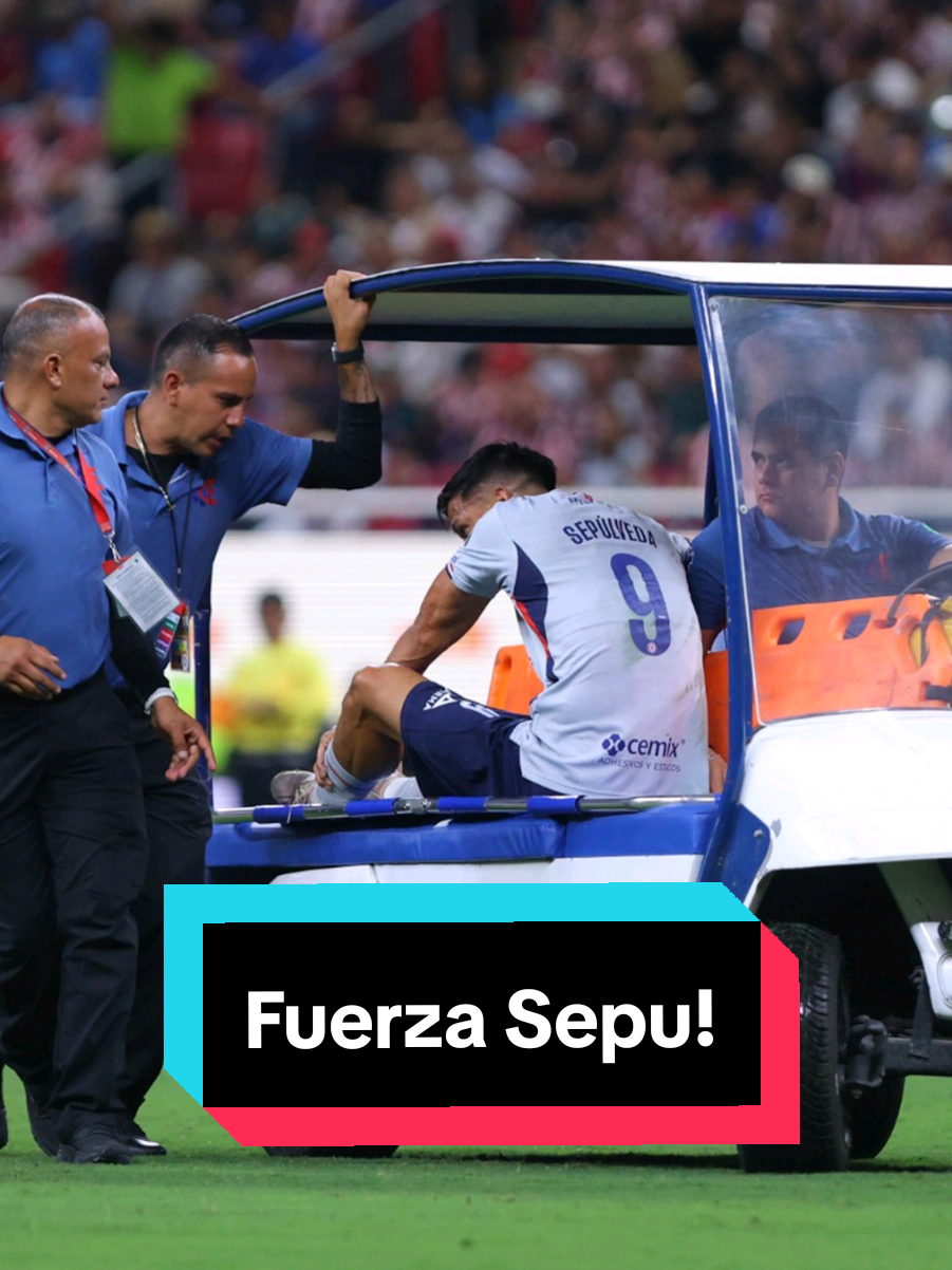 Sepu sale lesionado del partido contra Chivas. Esperemos quede en el susto #FuerzaSepu #LigaMx #CruzAzul #Chivas #Viral 